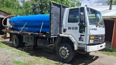 Camión aljibe de Transportes Ávila, listo para el traslado de agua