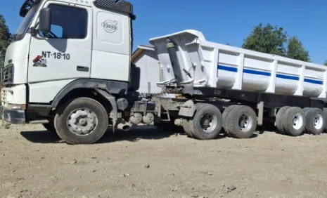 Camión batea de Transportes Ávila con semirremolque de caja basculante