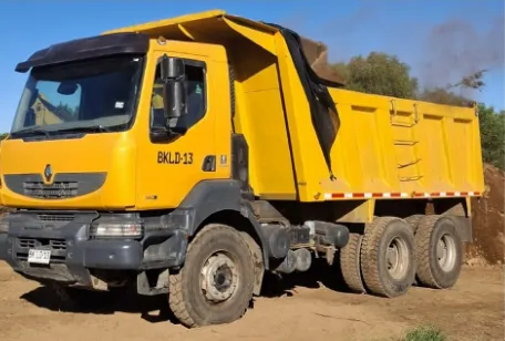 Camión tolva de Transportes Ávila descargando material en obra